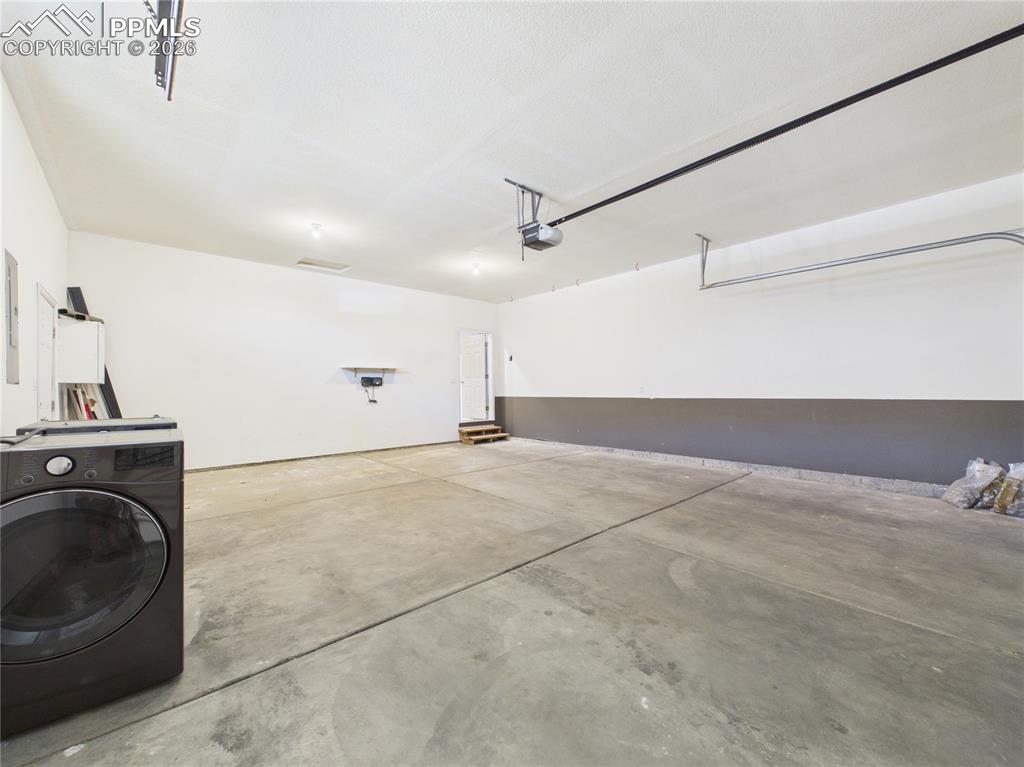 Image 39 of 47: Garage