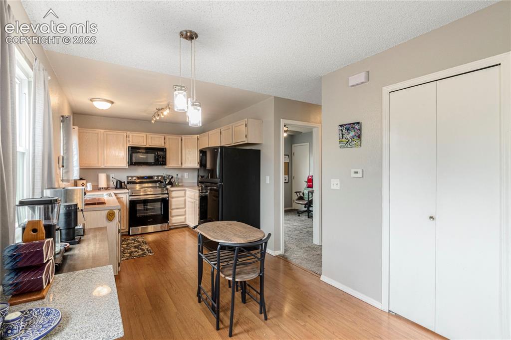 Image 6 of 38: Dining Area