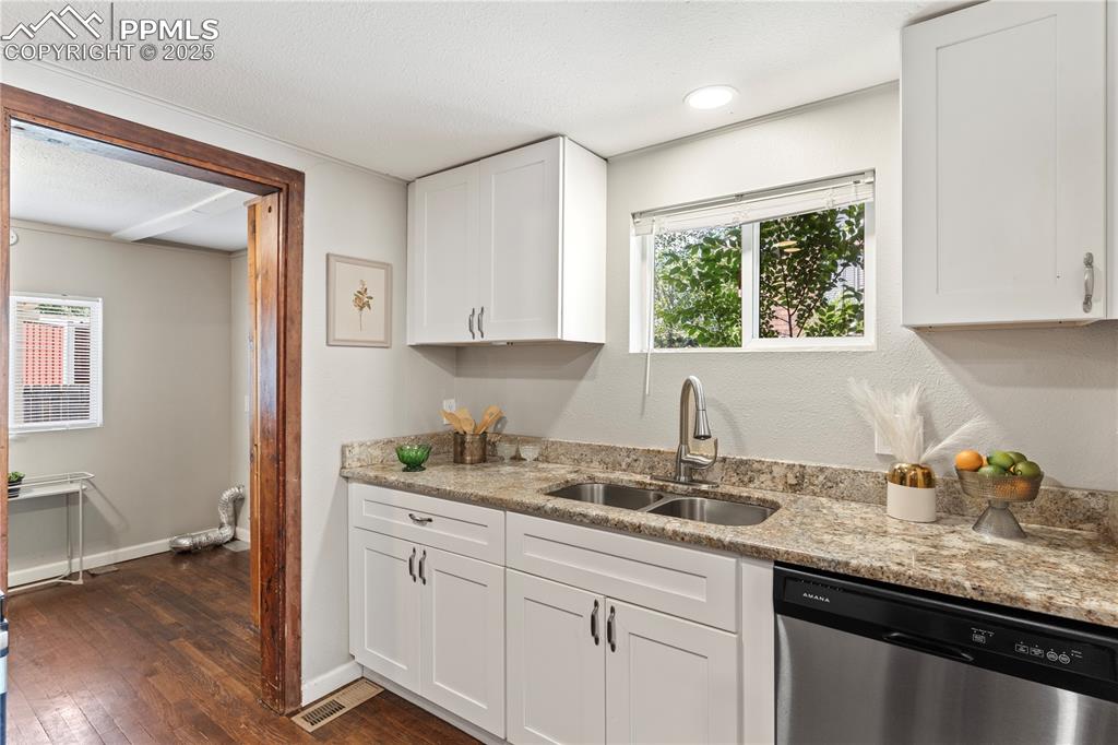 Image 12 of 36: Kitchen