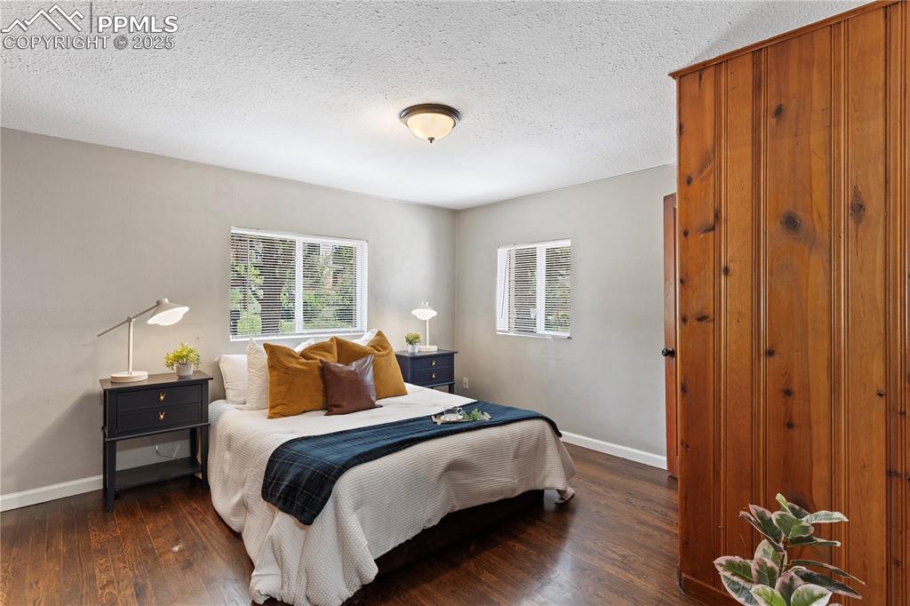 Image 16 of 36: Bedroom