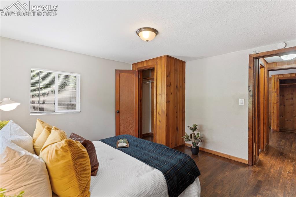 Image 18 of 36: Bedroom