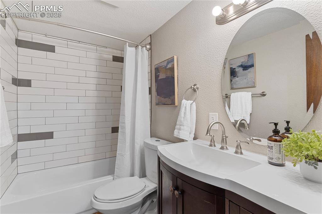 Image 19 of 36: Bathroom