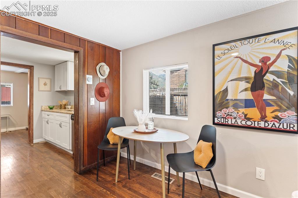 Image 9 of 36: Dining Area