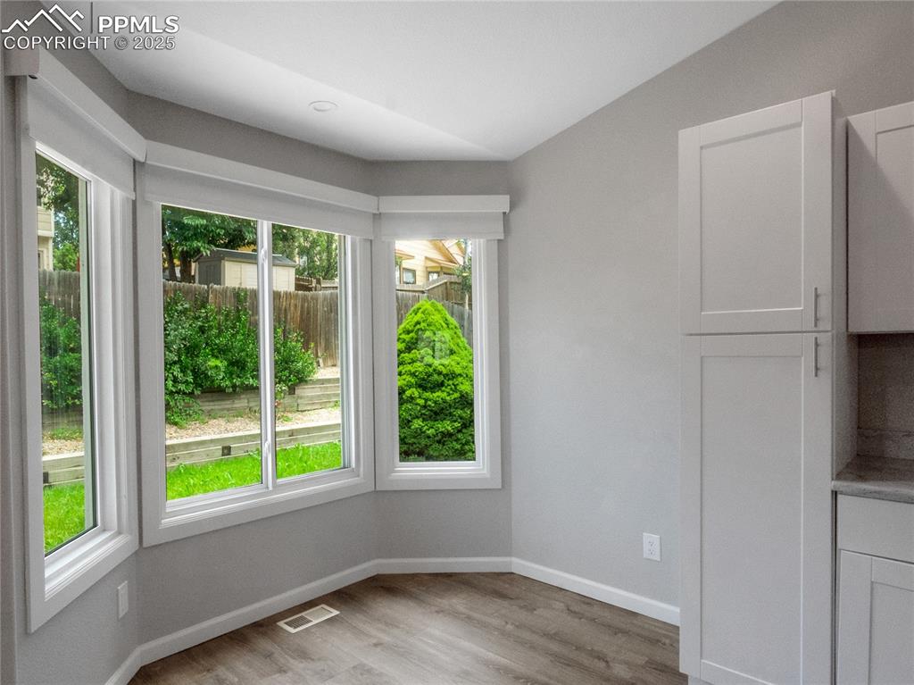Image 5 of 8: Dining Area