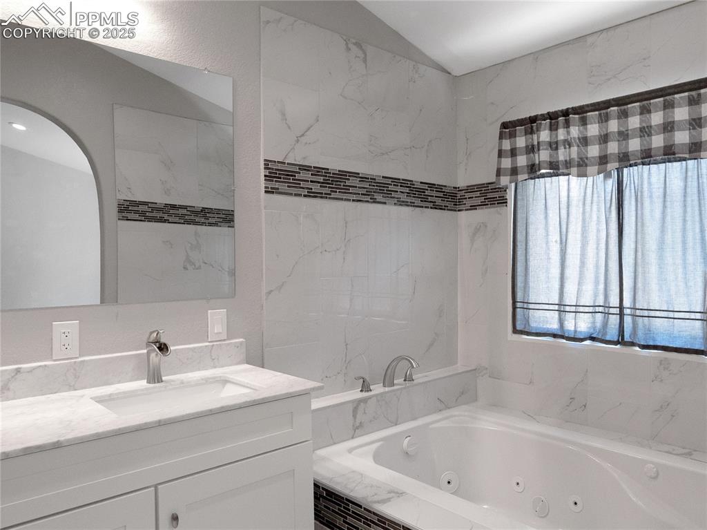 Image 7 of 8: Bathroom