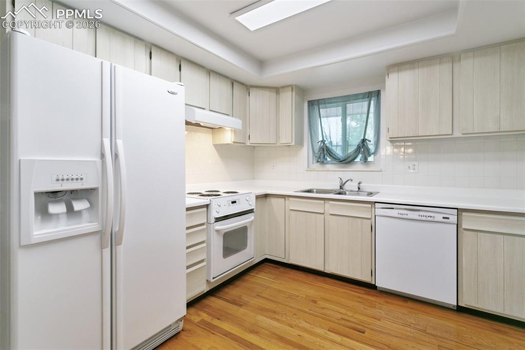 Image 13 of 39: Kitchen