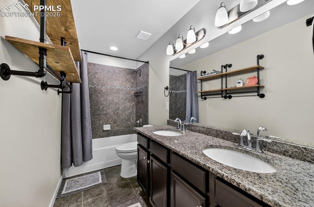 Image 16 of 28: Bathroom