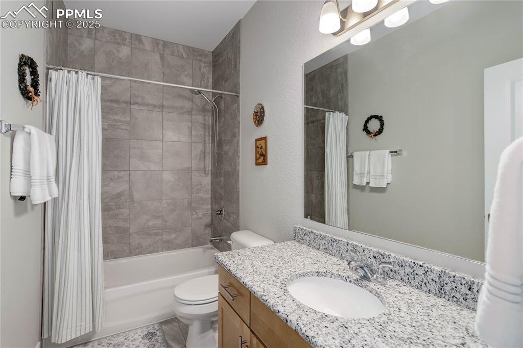 Image 14 of 22: Full guest bath