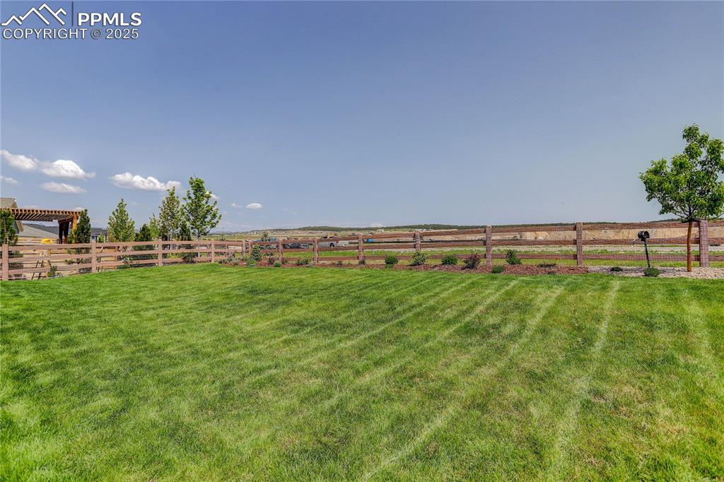 Image 19 of 22: Spacious backyard