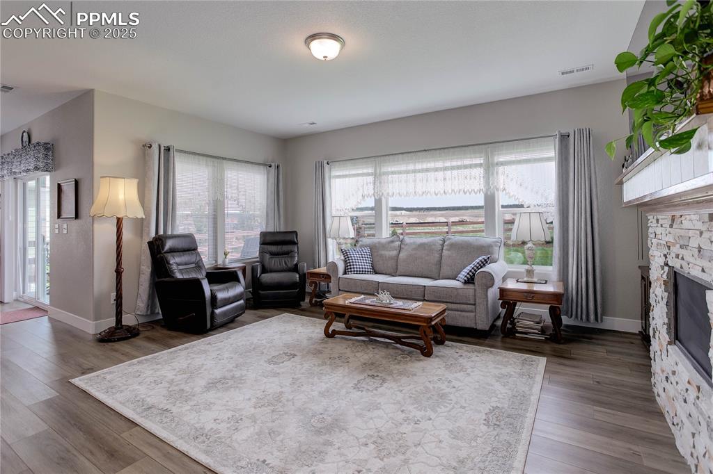 Image 4 of 22: Lots of natural light