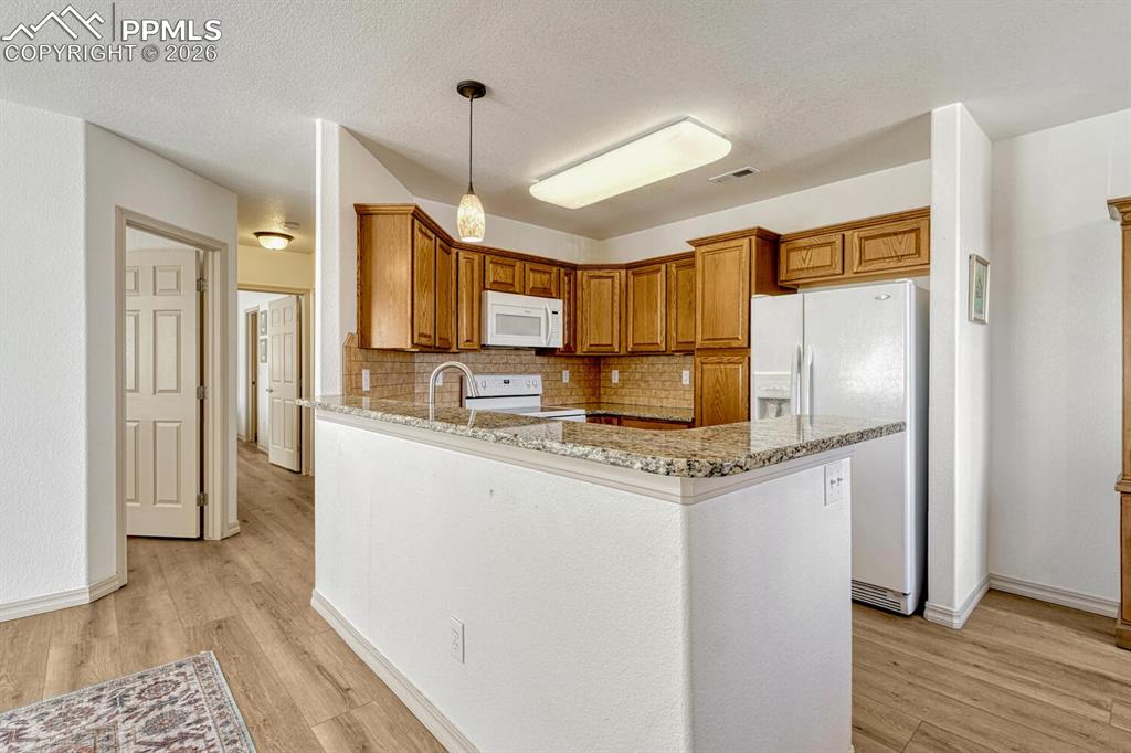 Image 14 of 50: Kitchen