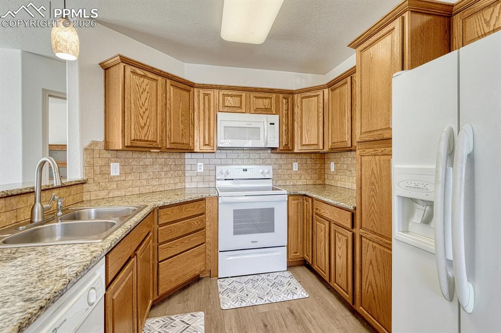 Image 15 of 50: Kitchen