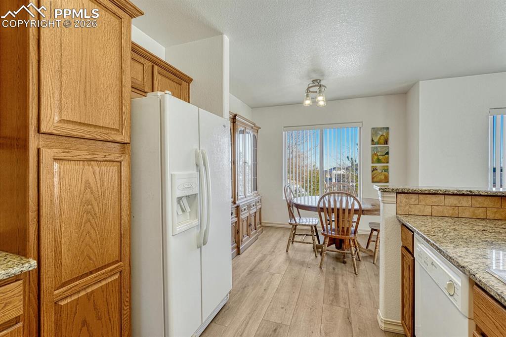 Image 16 of 50: Kitchen