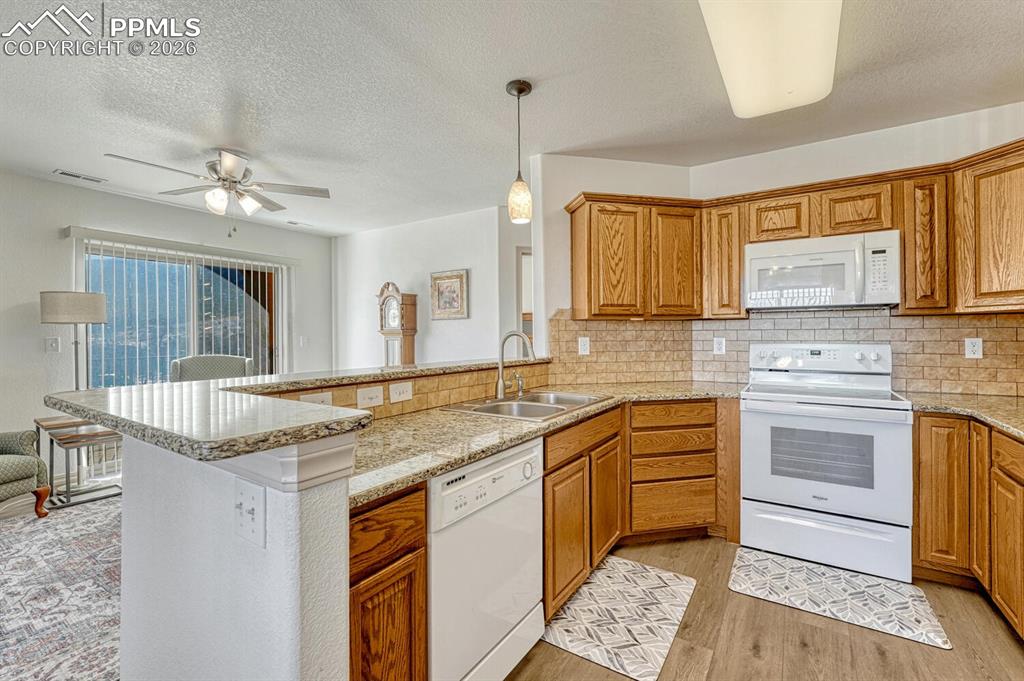 Image 18 of 50: Kitchen