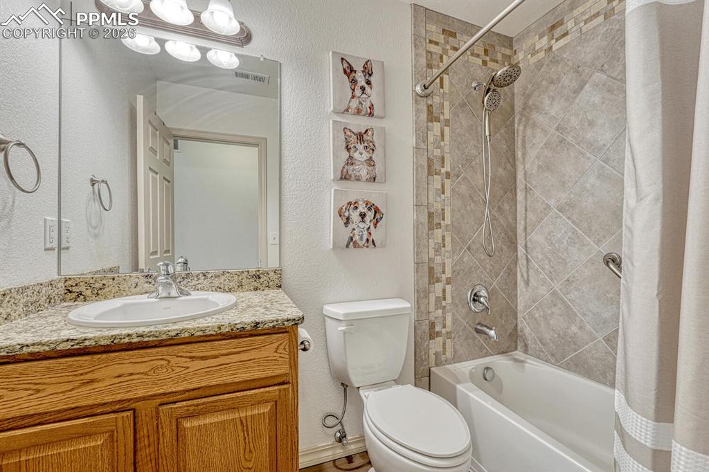 Image 23 of 50: Bathroom