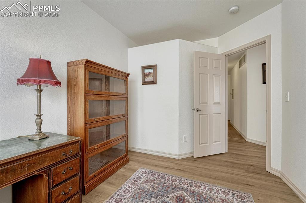 Image 25 of 50: Office