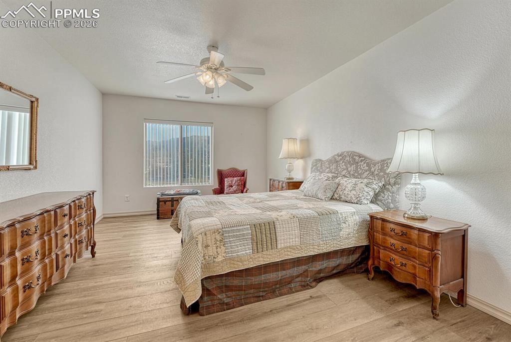 Image 26 of 50: Bedroom