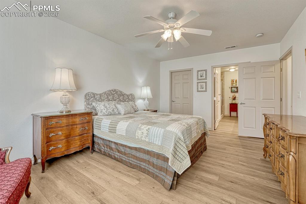 Image 27 of 50: Bedroom