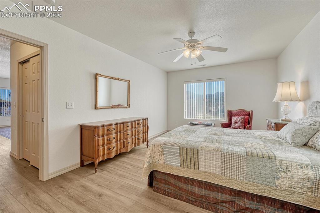 Image 28 of 50: Bedroom