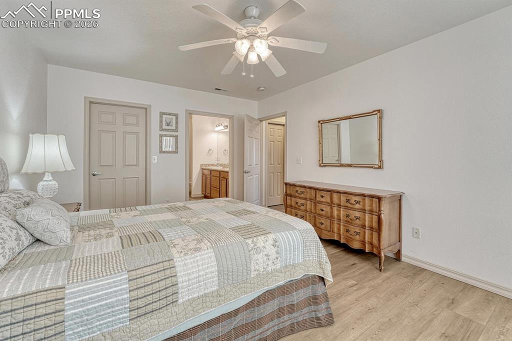 Image 29 of 50: Bedroom