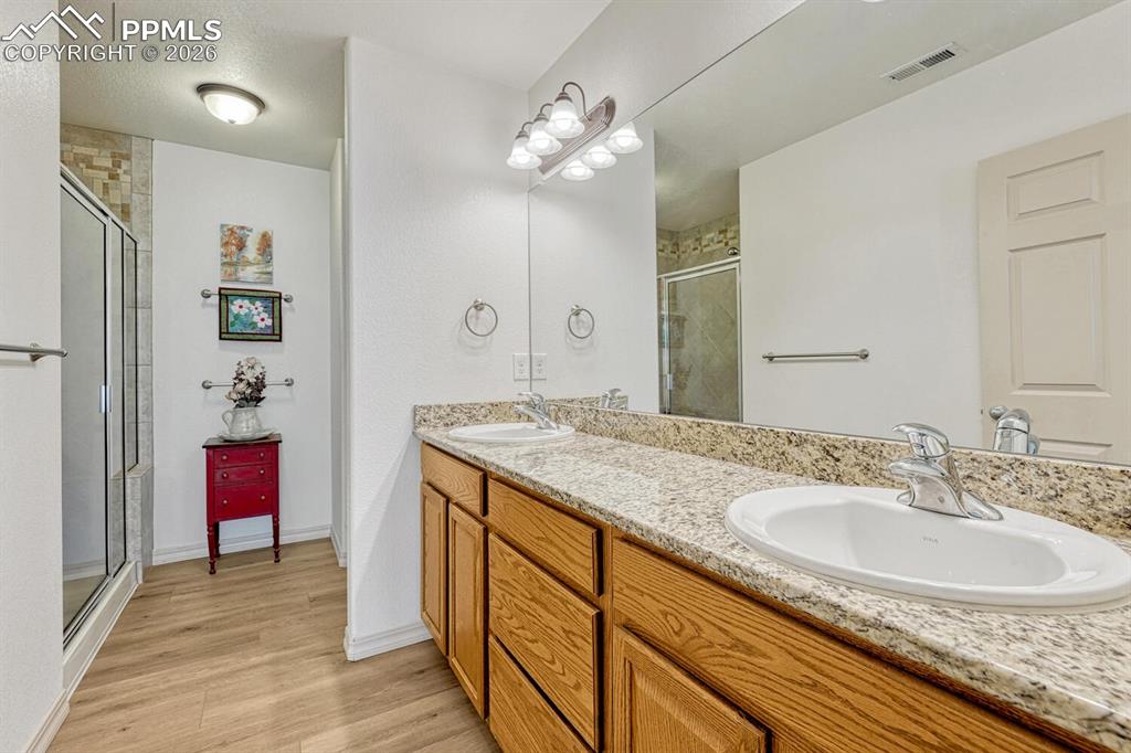 Image 30 of 50: Bathroom