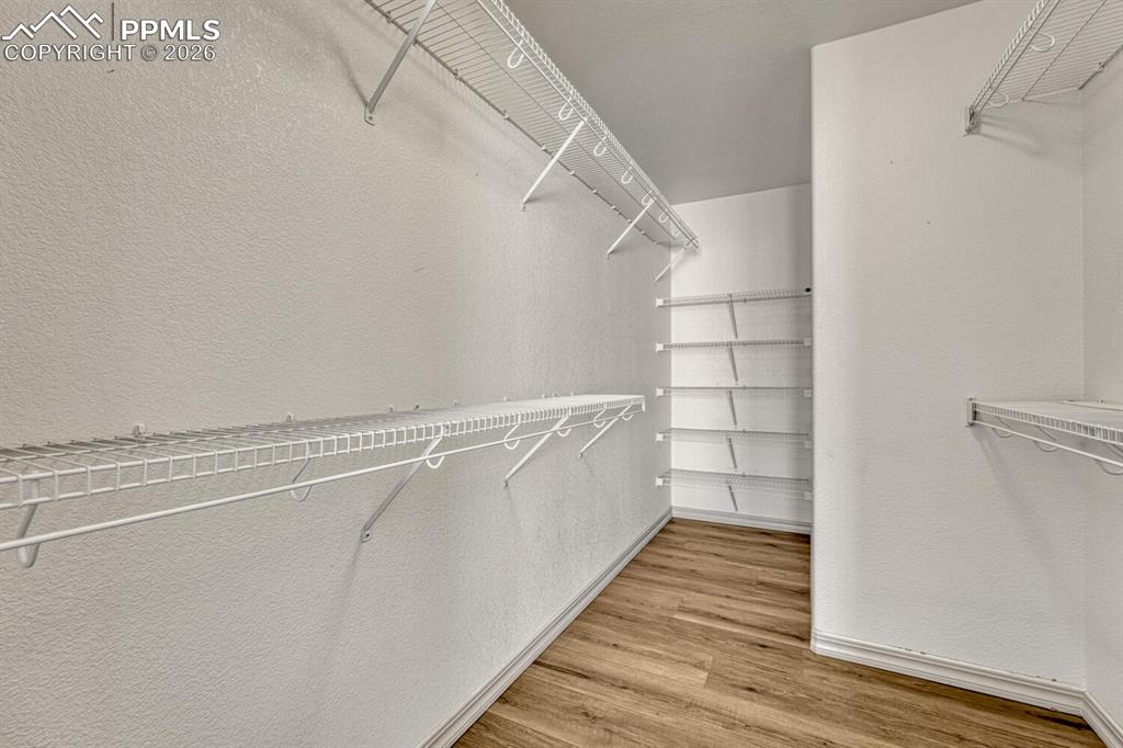 Image 32 of 50: Closet