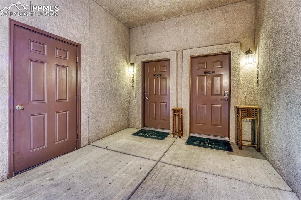 Image 5 of 50: Entry