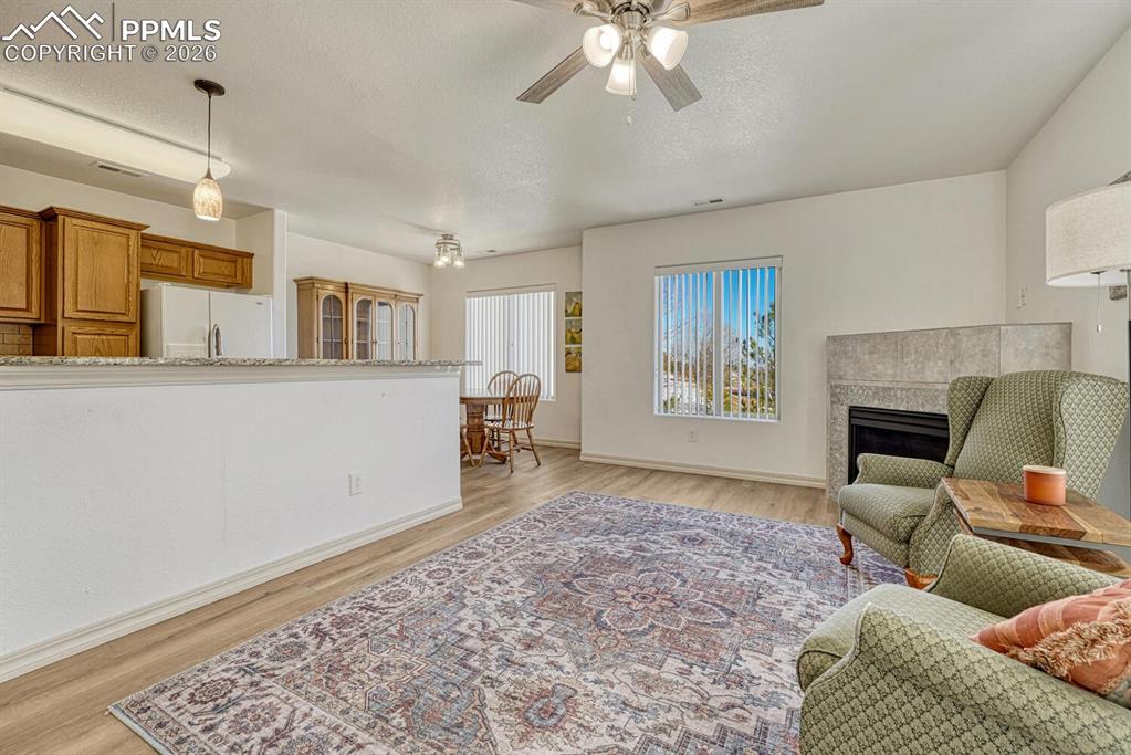 Image 7 of 50: Living Room