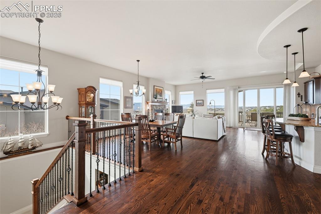 Image 17 of 42: Dining Area