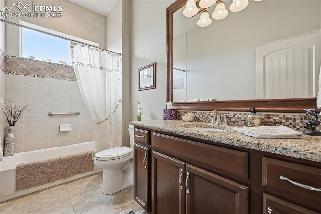 Image 22 of 42: Bathroom