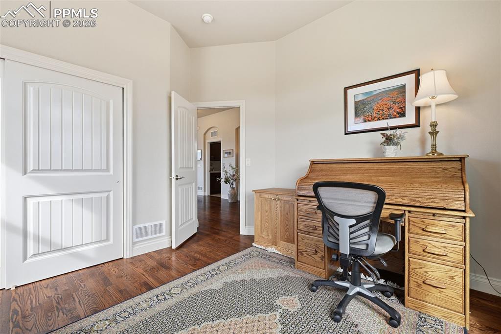 Image 24 of 42: Office