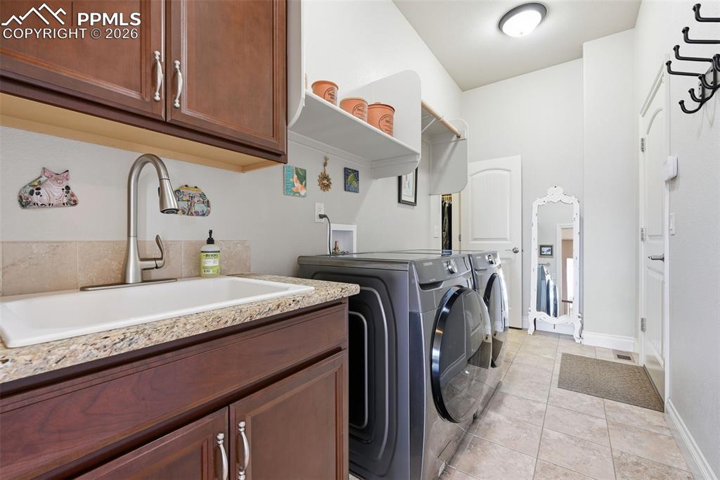 Image 25 of 42: Laundry