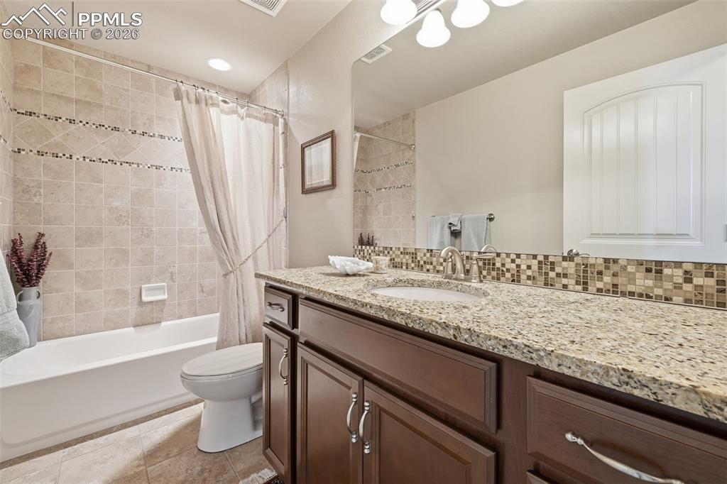 Image 32 of 42: Bathroom