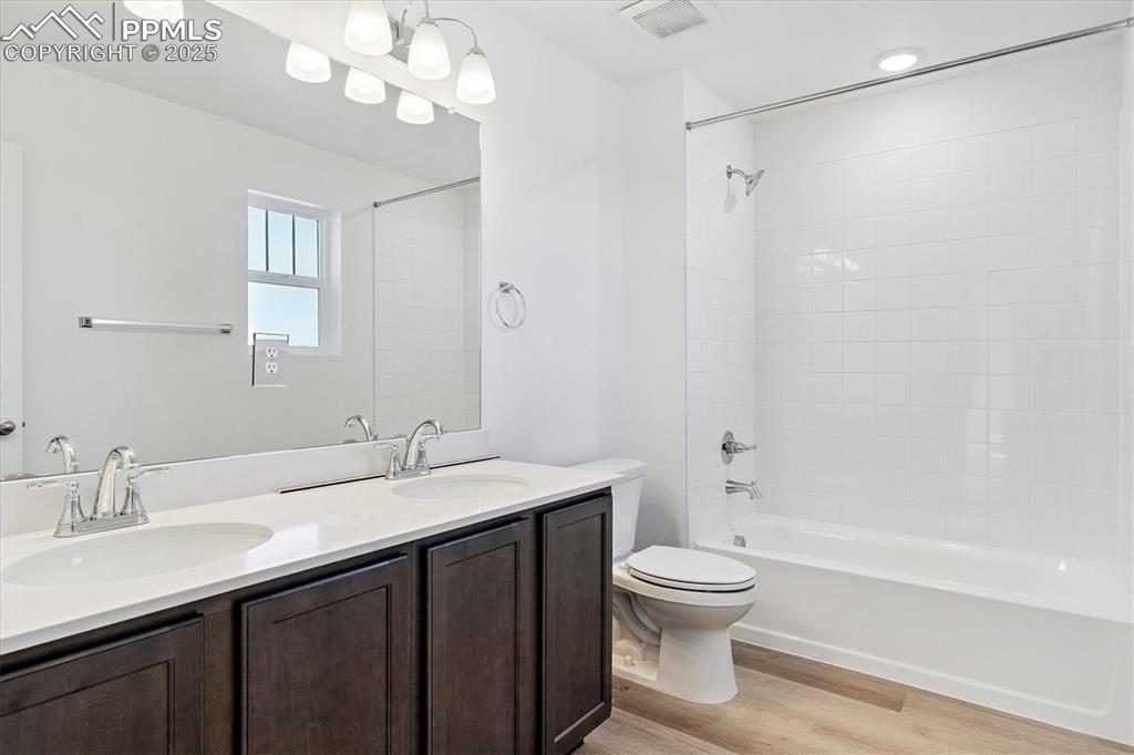 Image 12 of 22: Bathroom