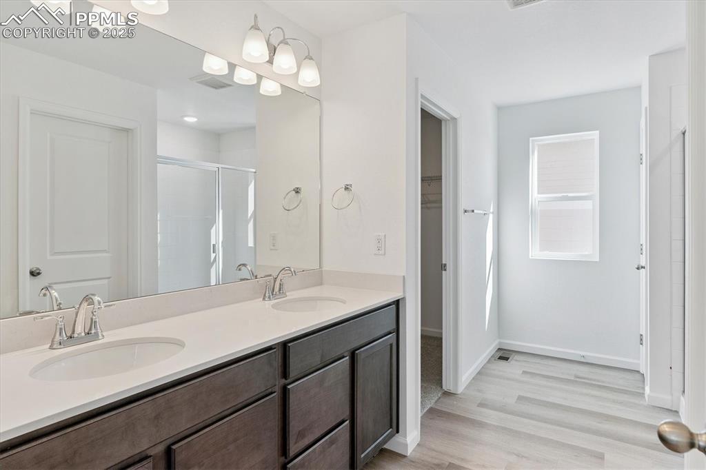 Image 18 of 22: Bathroom