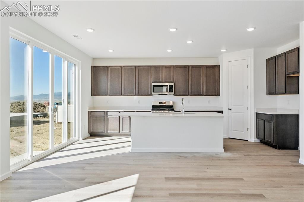 Image 4 of 22: Kitchen