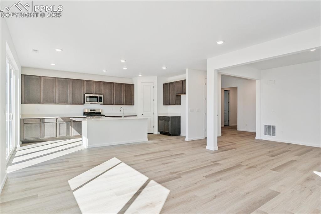 Image 7 of 22: Kitchen