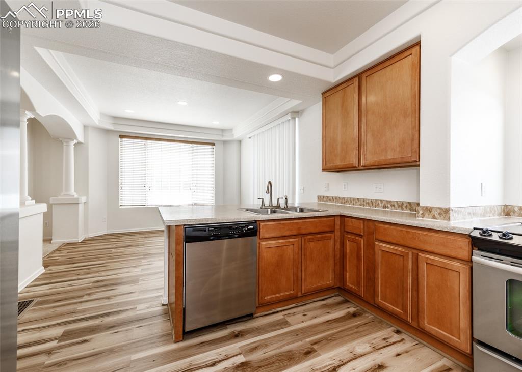 Image 14 of 50: Kitchen