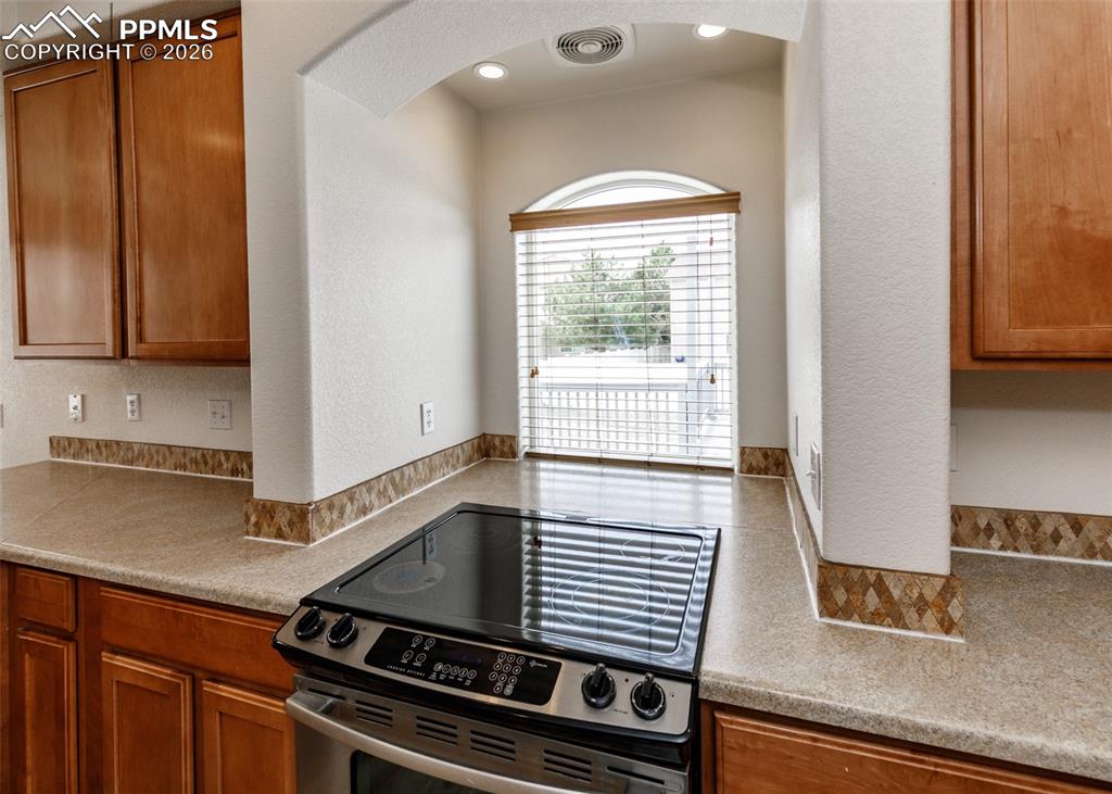 Image 16 of 50: Kitchen