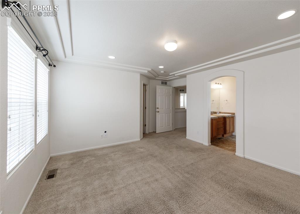 Image 23 of 50: Bedroom