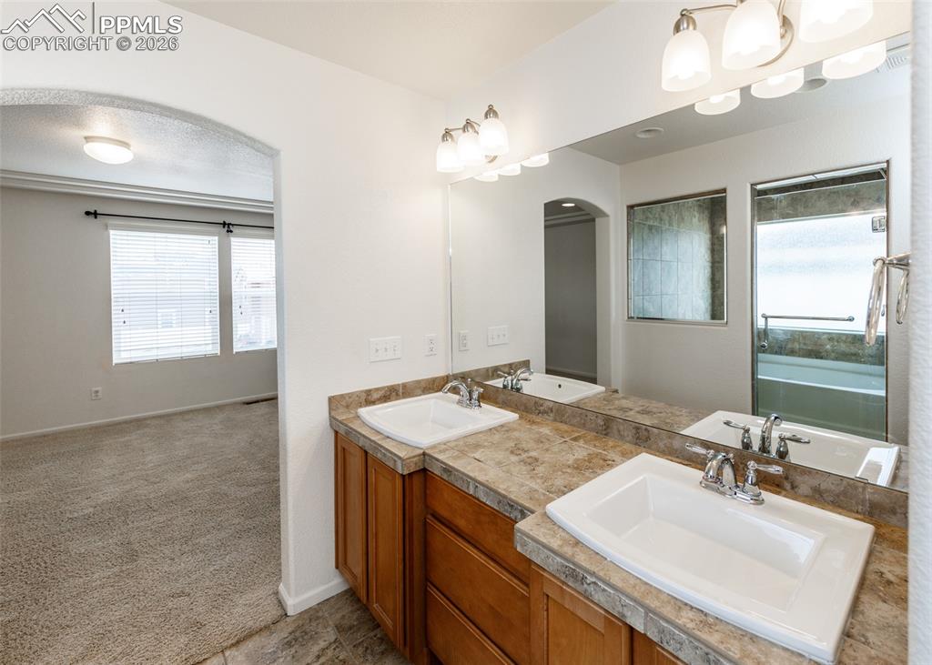 Image 28 of 50: Bathroom