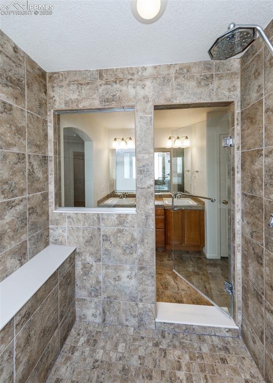 Image 32 of 50: Bathroom