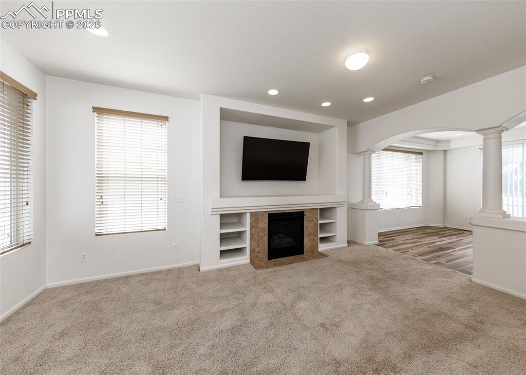 Image 4 of 50: Living Room