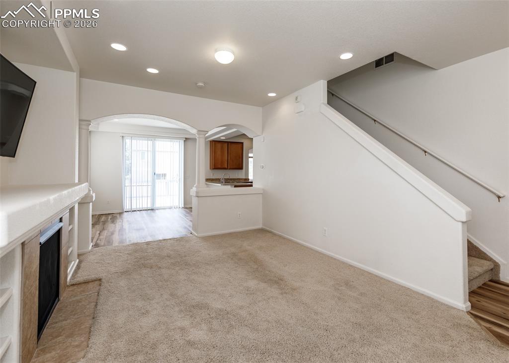 Image 5 of 50: Living Room