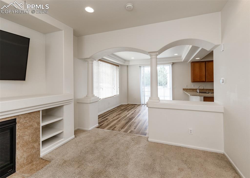 Image 7 of 50: Living Room