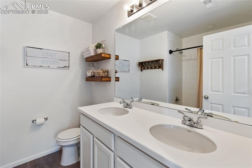 Image 35 of 48: Bathroom