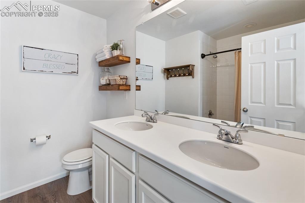 Image 36 of 48: Bathroom