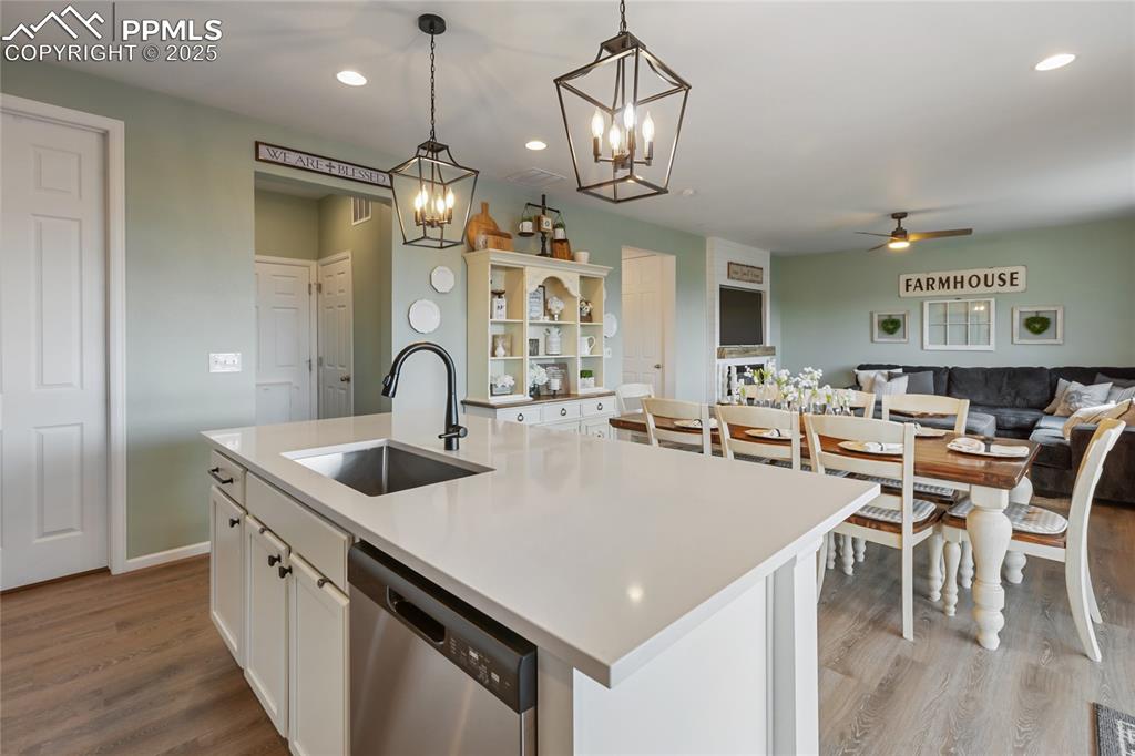 Image 5 of 48: Bright Open Kitchen