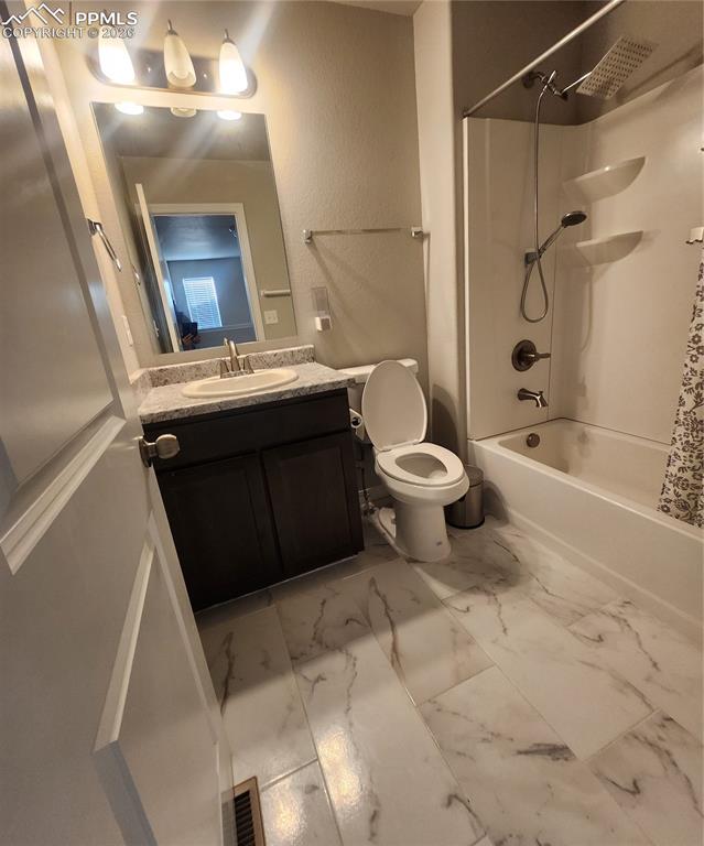 Image 25 of 33: Bathroom