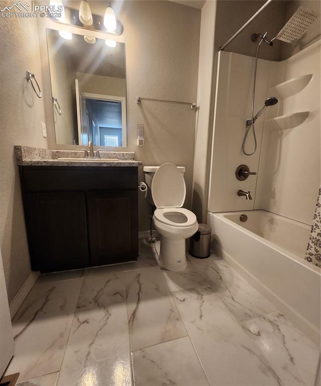 Image 26 of 33: Bathroom